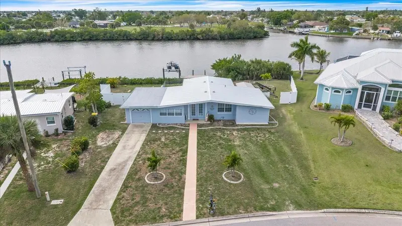 137 Poinsettia Cir Ne, FL