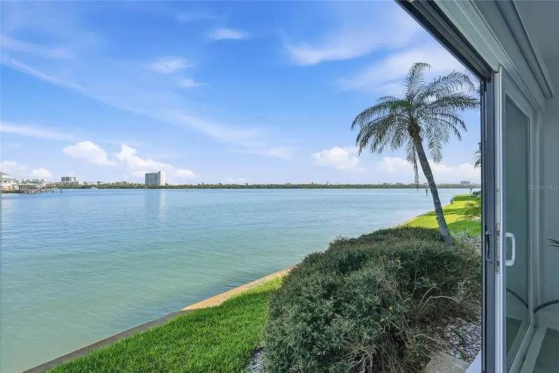 868 Bayway Blvd #101, FL