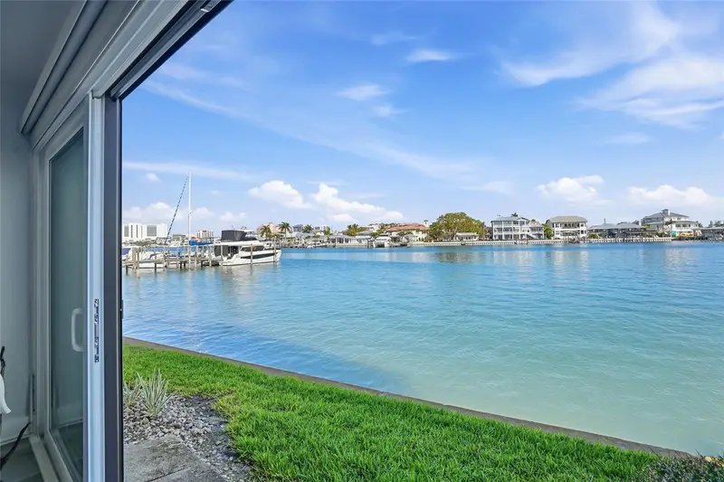 868 Bayway Blvd #101, FL