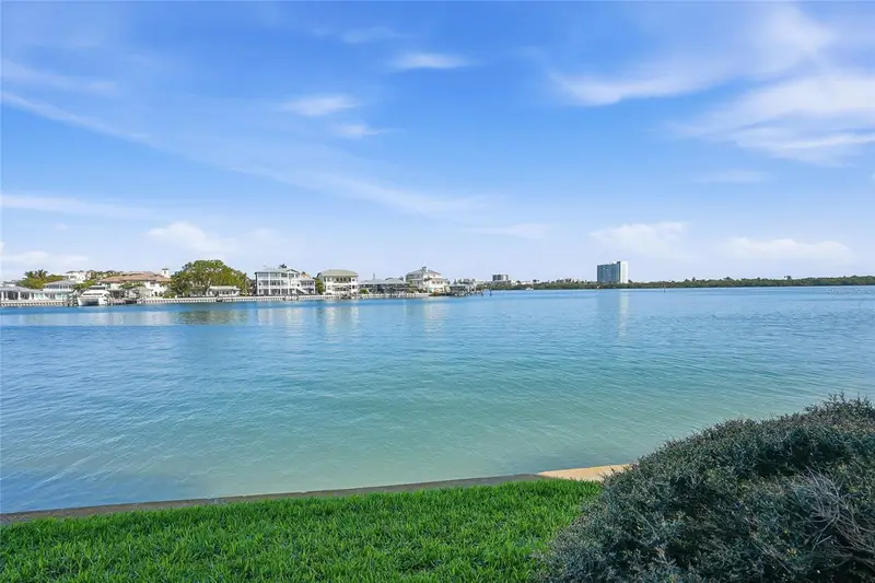 868 Bayway Blvd #101, FL