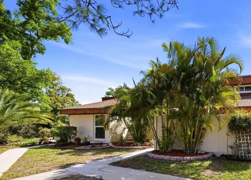 2074 Sunset Point Rd #137, FL