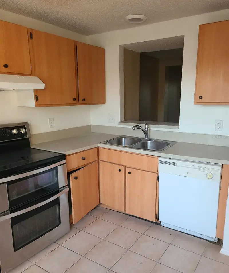 4916 Silver Oaks Vlg #E, FL