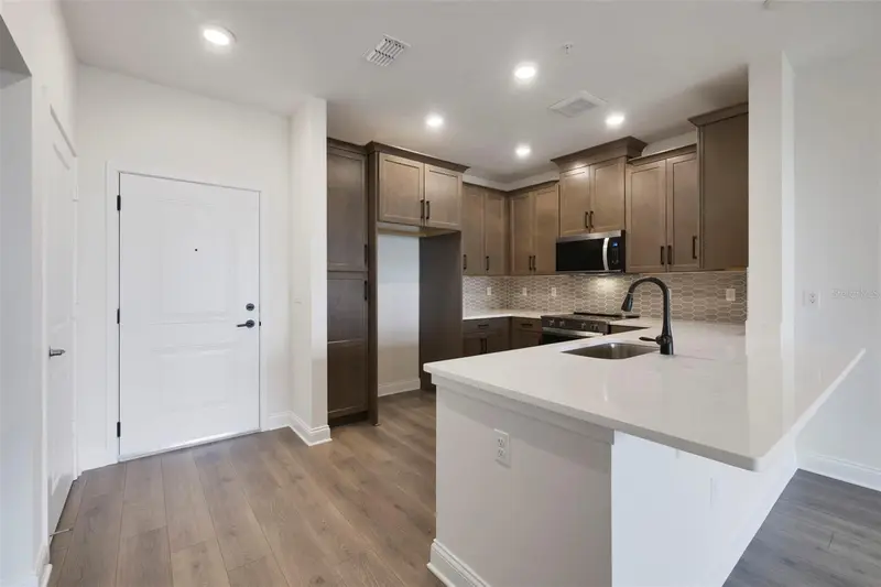 7545 Laureate Blvd #7404, FL