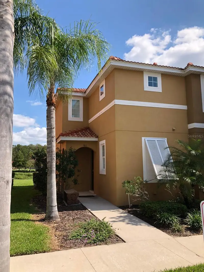 921 Las Fuentes Dr, FL