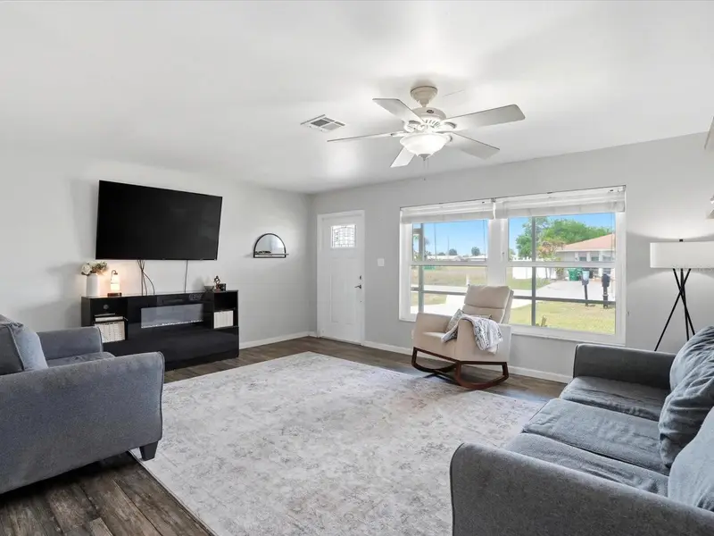 755 Hartford Dr Nw, FL