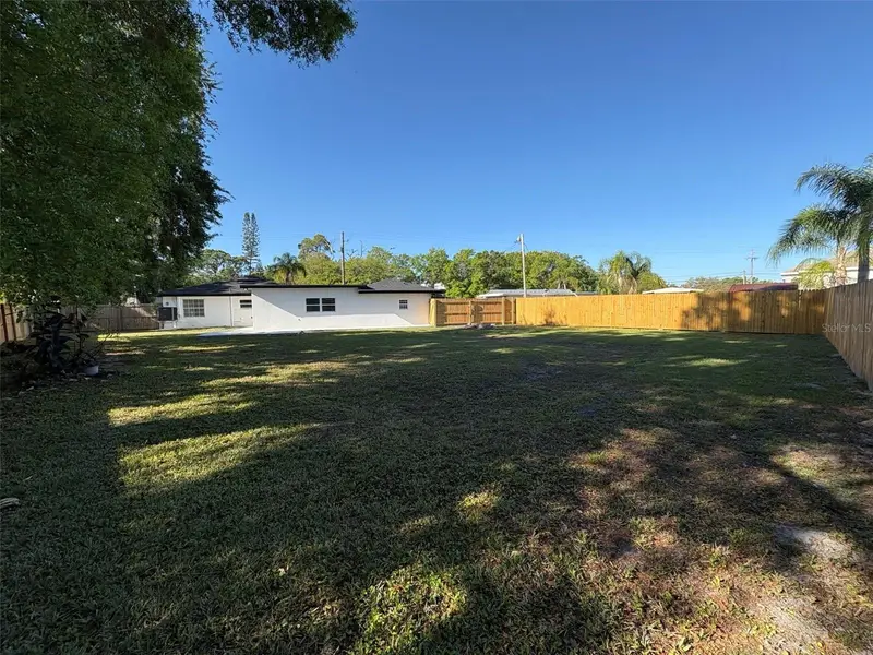 800 Saint Petersburg Dr W, FL