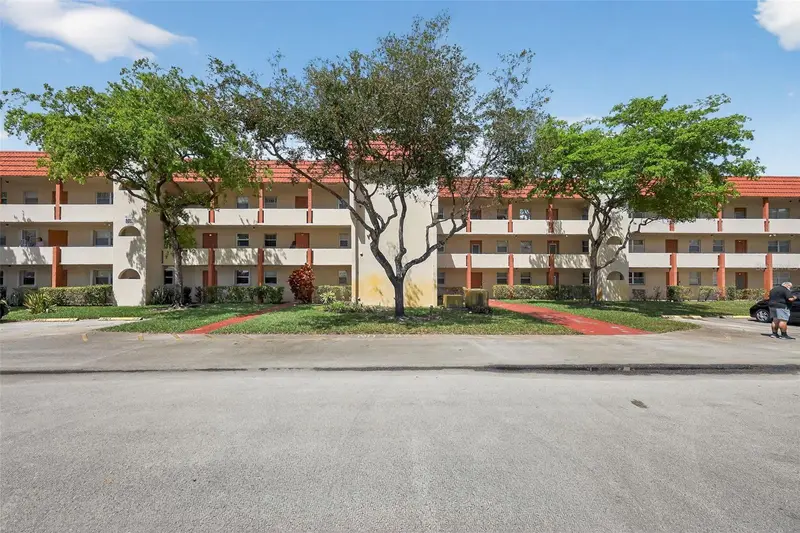 8051 N Sunrise Lakes Dr #307, FL