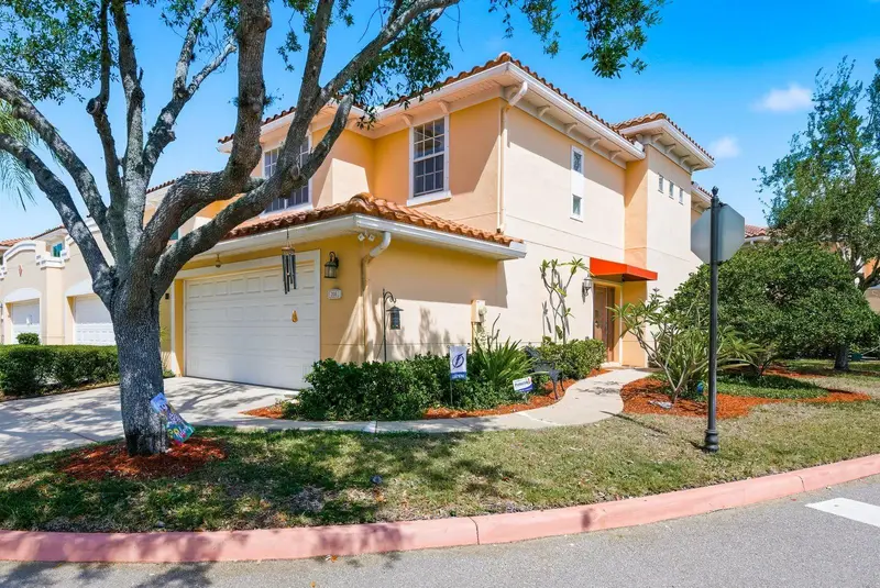 208 Valencia Cir, FL