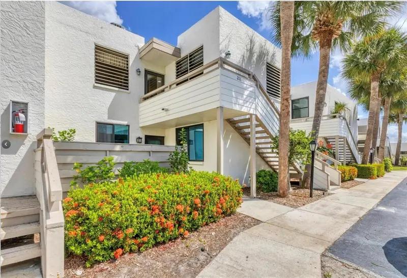 211 Lakewood Dr #211, FL