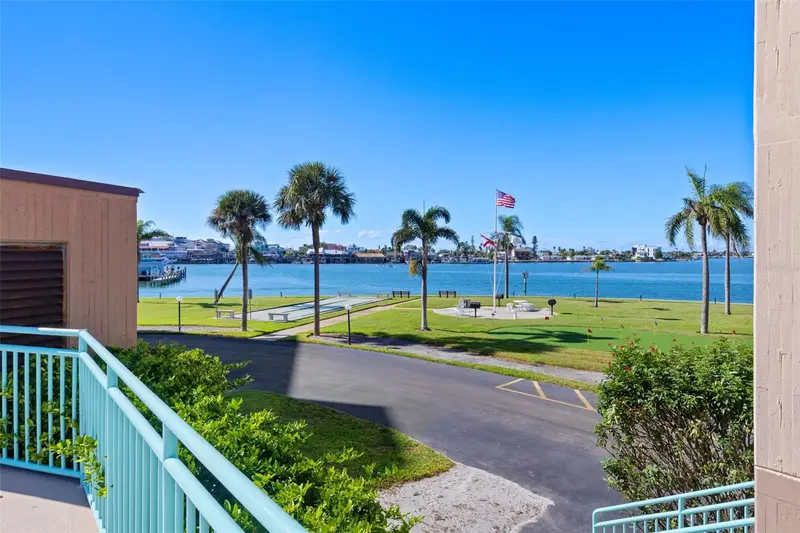 1 Key Capri #102e, FL