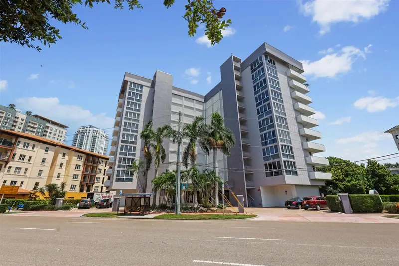 470 3rd St S #413, FL