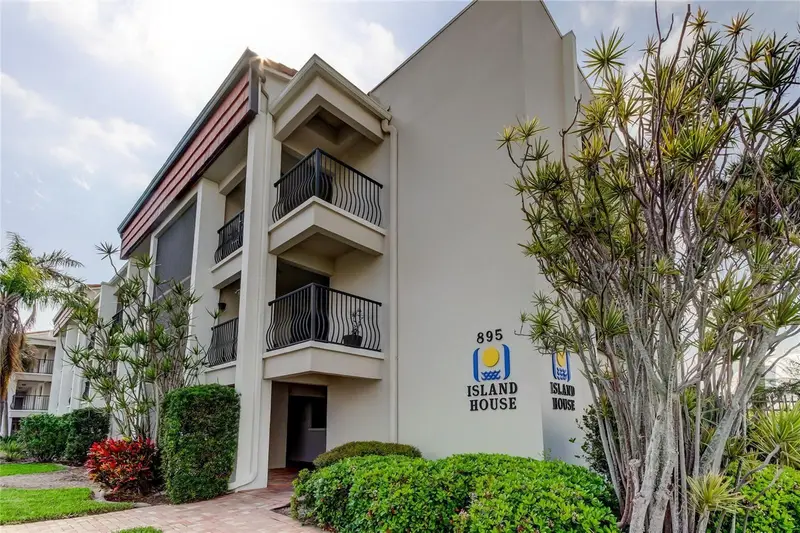 895 S Gulfview Blvd #303, FL