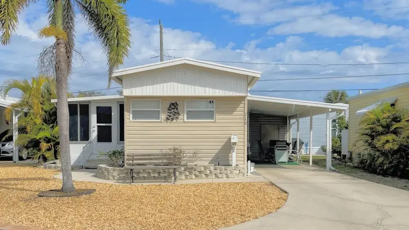 716 Carefree, FL