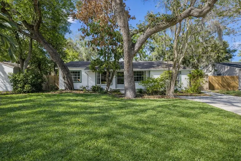 815 W Lowry Ln, FL