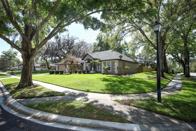 206 Winding Oaks Ln, FL