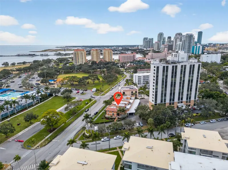 922 N Shore Dr Ne, FL