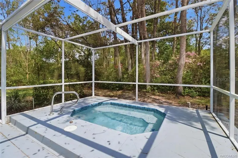 13 Bonnie Ct N, FL