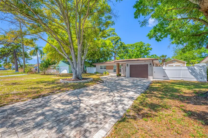 2212 Ne Coachman Rd, FL