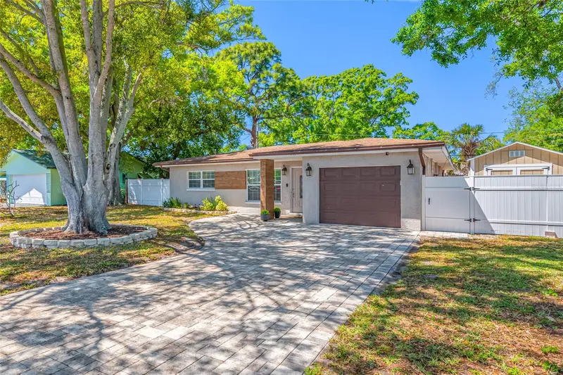 2212 Ne Coachman Rd, FL