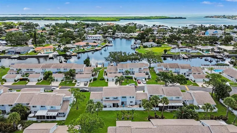 6490 Cape Hatteras Way Ne #4, FL