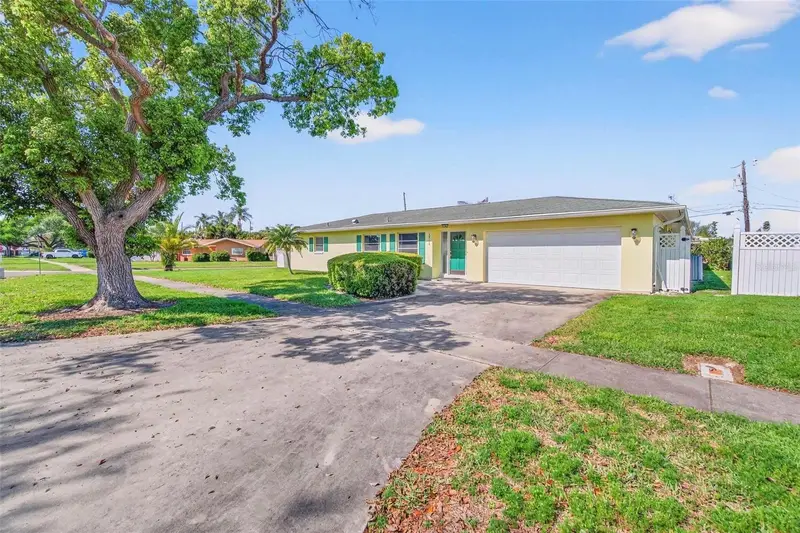 10100 Commodore Dr, FL