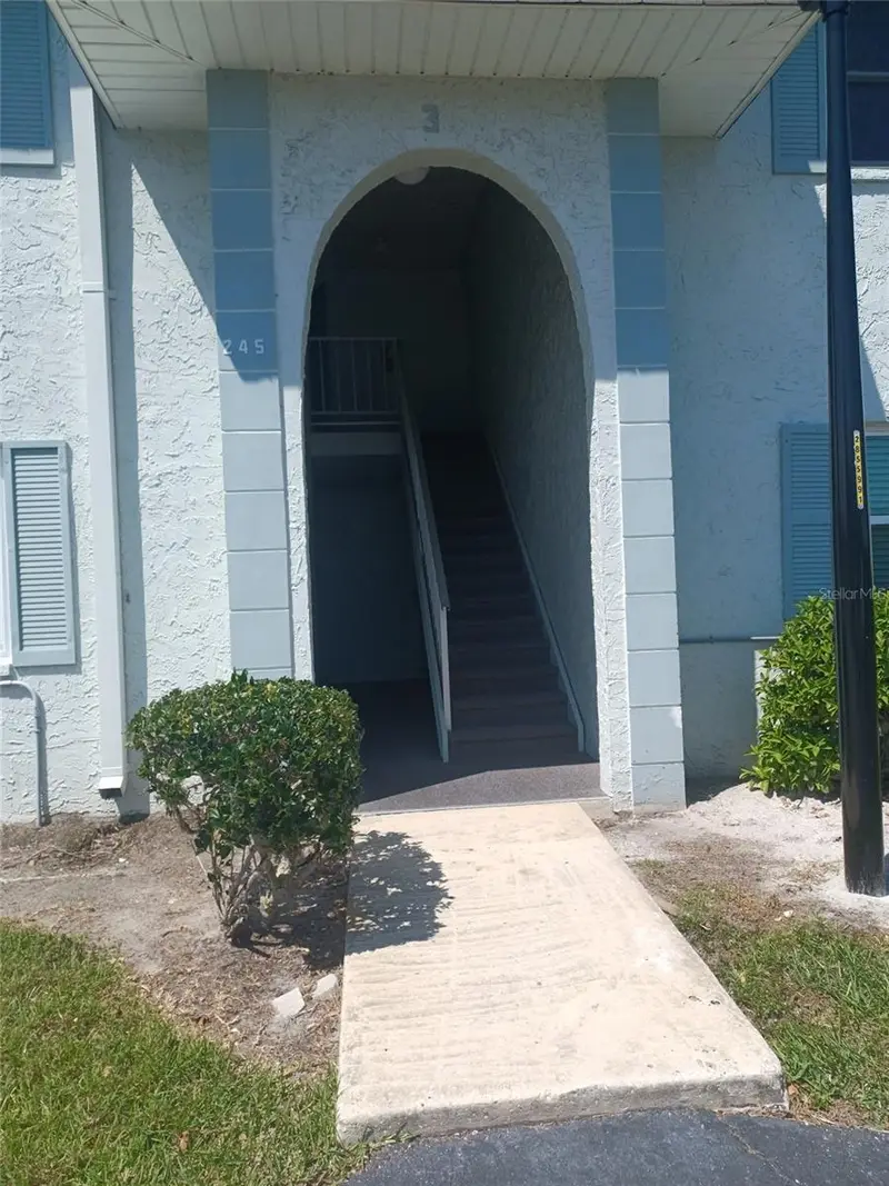245 S Mcmullen Booth Rd #17, FL