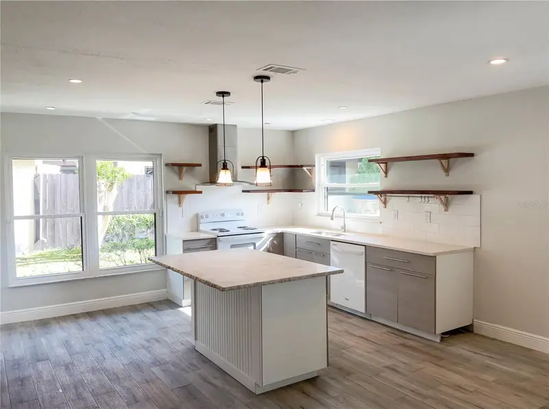 444 Hunter Cir, FL