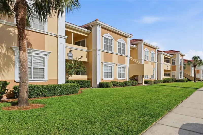 1015 Villagio Cir #202, FL