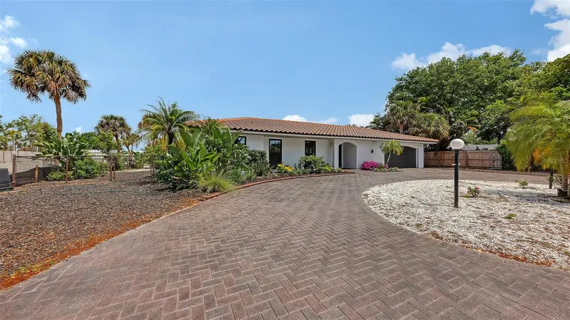 589 Commonwealth Ln, FL
