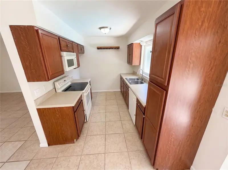 909 Winchester Ct, FL