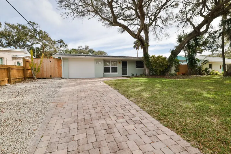 2307 Saxon Dr, FL