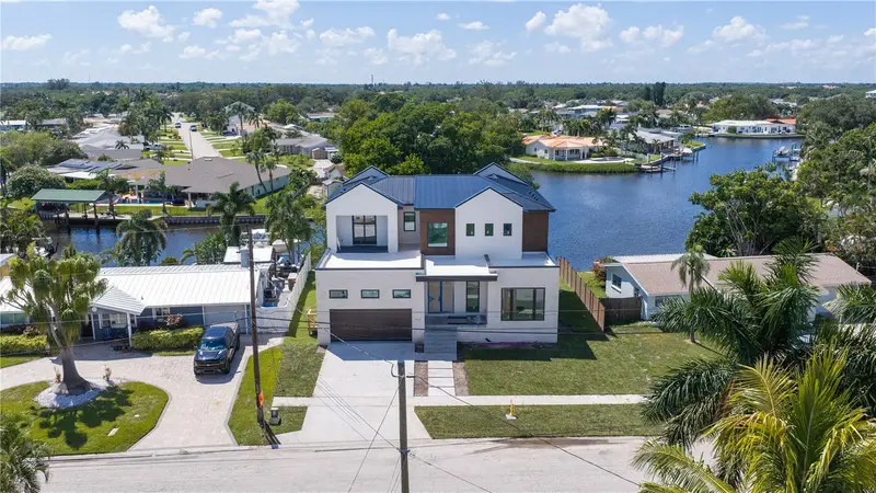 4692 Dover St Ne, FL