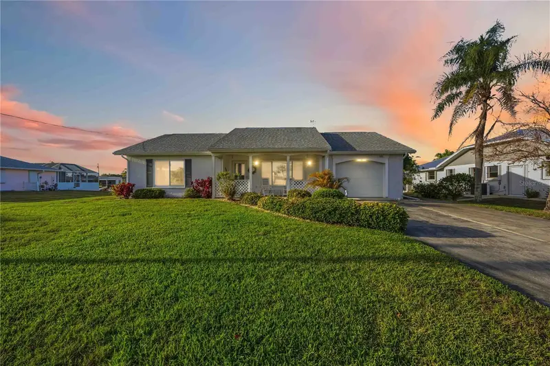 886 E 4th St, FL