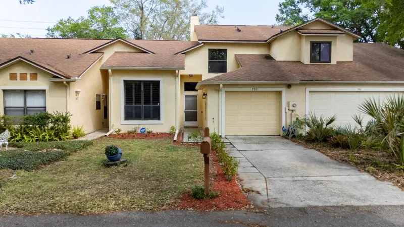 703 Swan Ln, FL