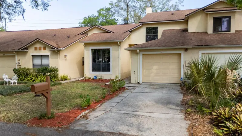 703 Swan Ln, FL