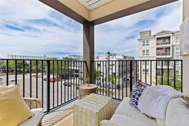 200 4th Ave S #321, FL