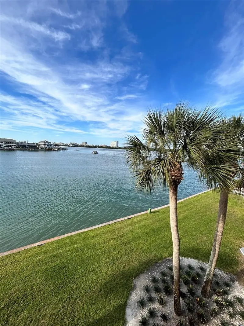 868 Bayway Blvd #304, FL