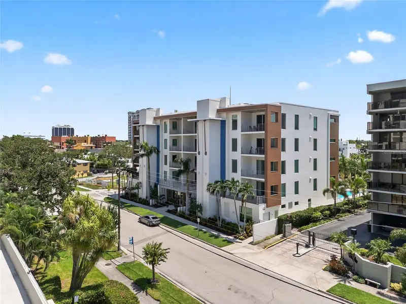 711 S Palm Ave #302, FL