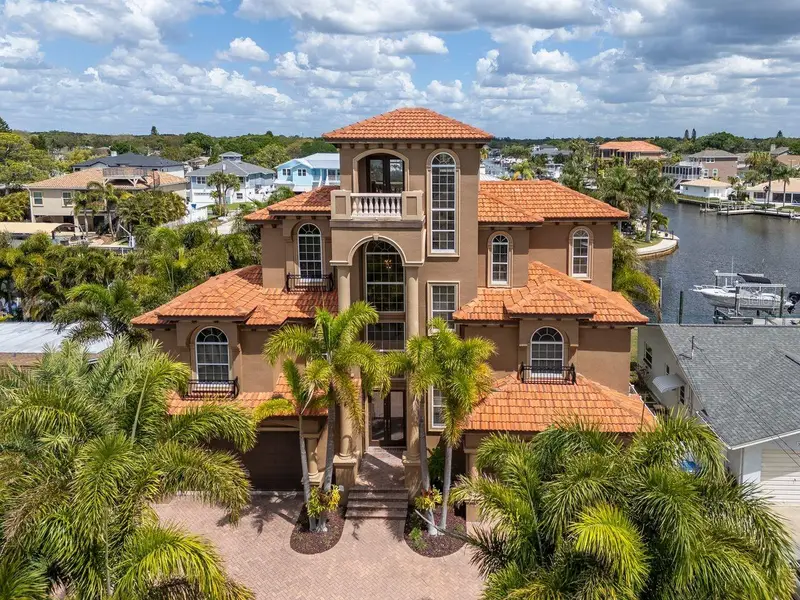 507 Driftwood Dr E, FL