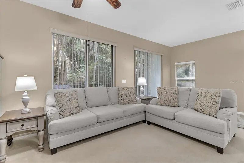 572 Pinebranch Cir, FL