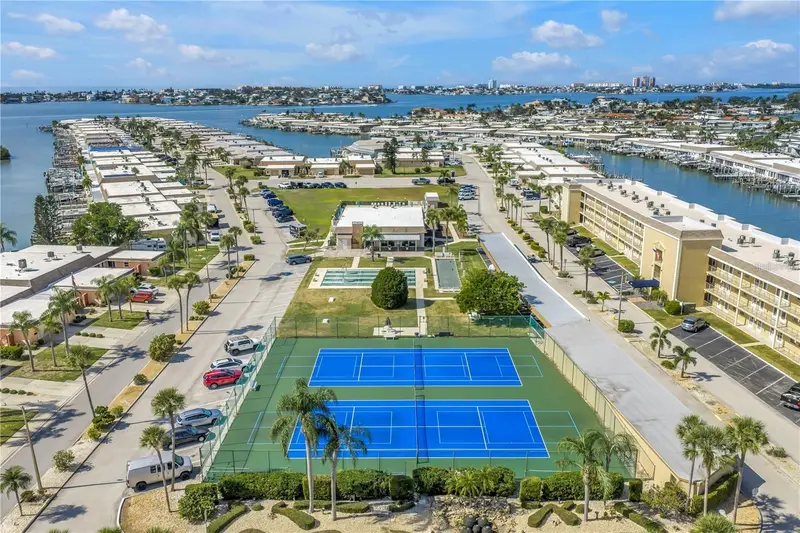 143 N Boca Ciega Point, FL