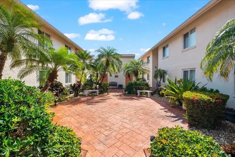 6708 Sarasea Cir #202, FL
