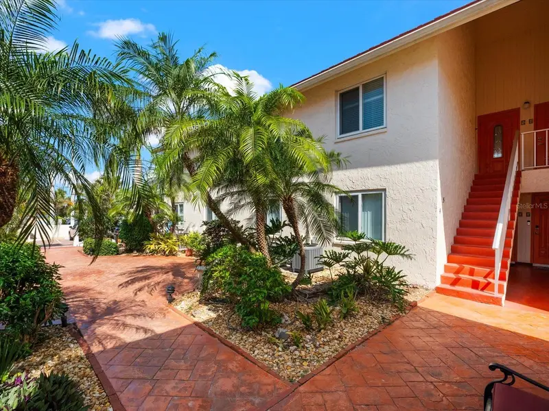 6708 Sarasea Cir #202, FL