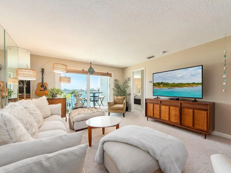 610 Island Way #407, FL