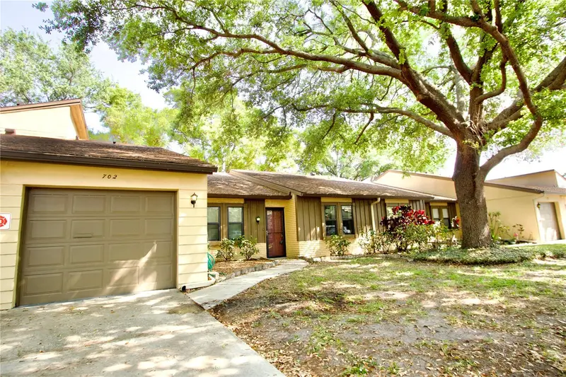 2101 Sunset Point Rd #702, FL