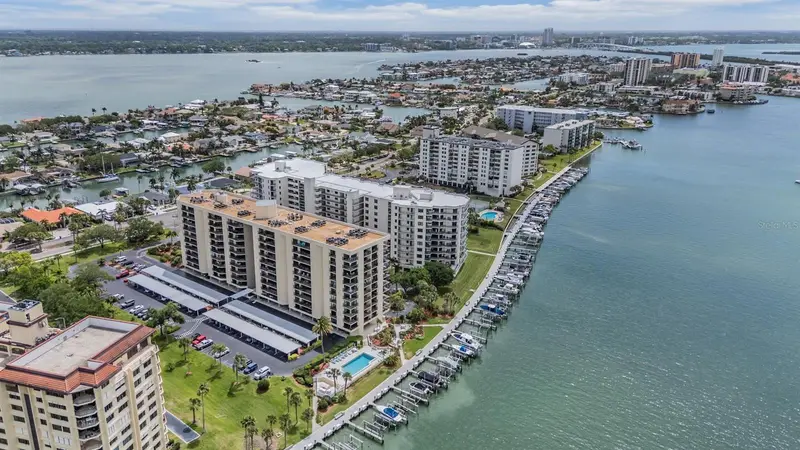 690 Island Way #607, FL