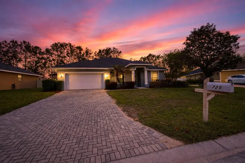 725 Country Walk Cv, FL