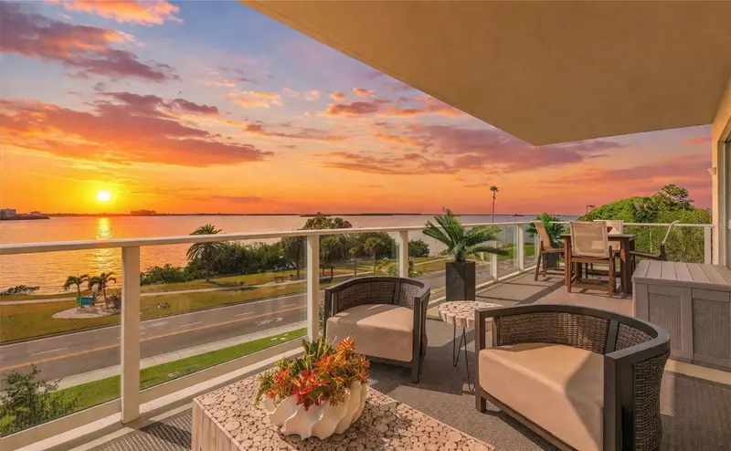 1020 Sunset Point Rd #303, FL