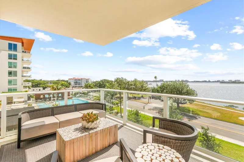 1020 Sunset Point Rd #303, FL