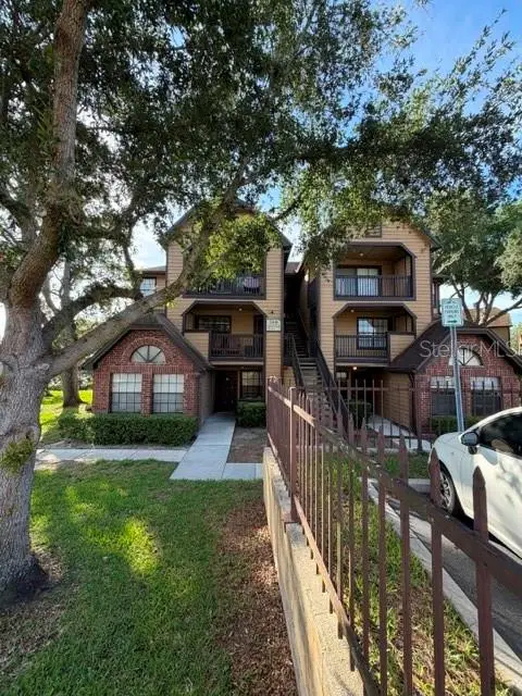355 Lakepointe Dr #304, FL